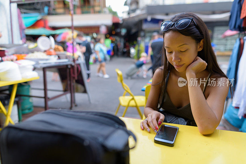 年轻美丽的多民族旅游女人的肖像探索曼谷的城市泰国