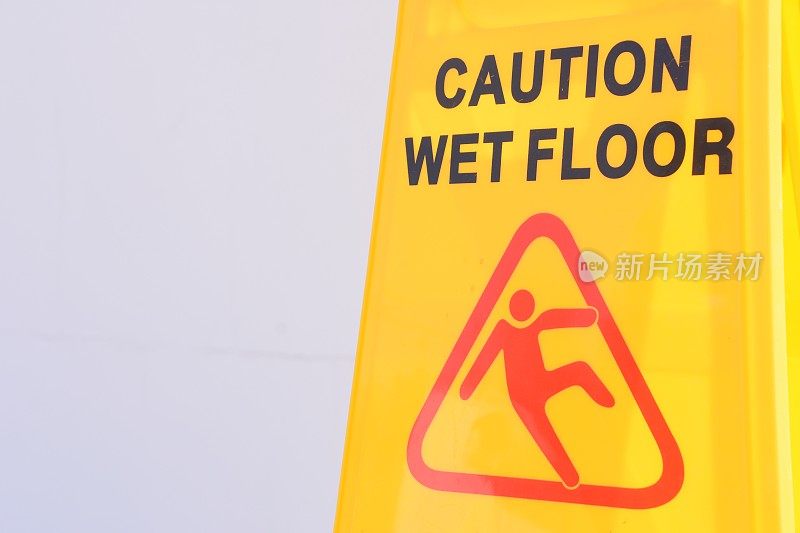 “地板湿滑”标志