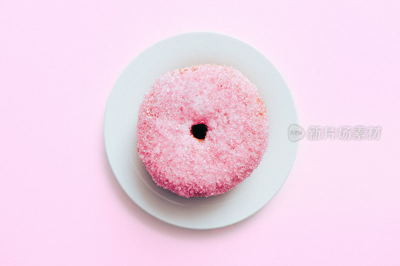 新鲜的粉色甜甜圈