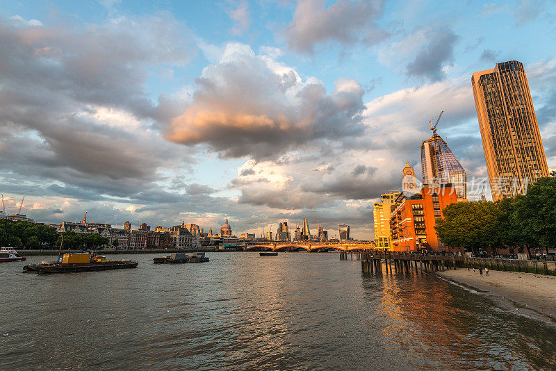 伦敦的城市天际线和泰晤士河
