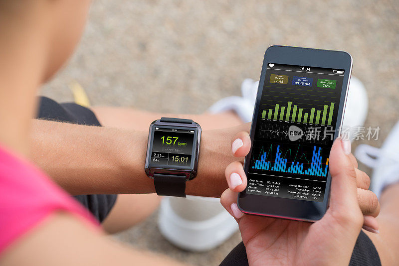 用智能手表连接手机的跑步女性