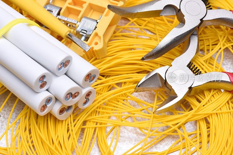 家用电器安装中使用的工具和电缆