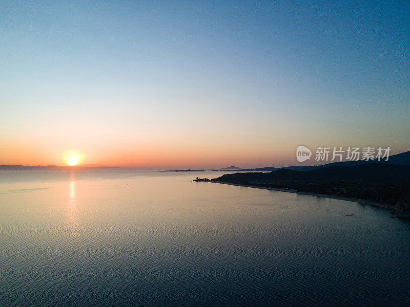 美丽的日落和地平线在希腊和爱琴海