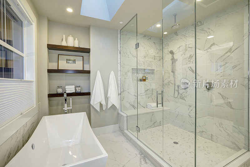 惊人的主浴室与大型玻璃步入式淋浴