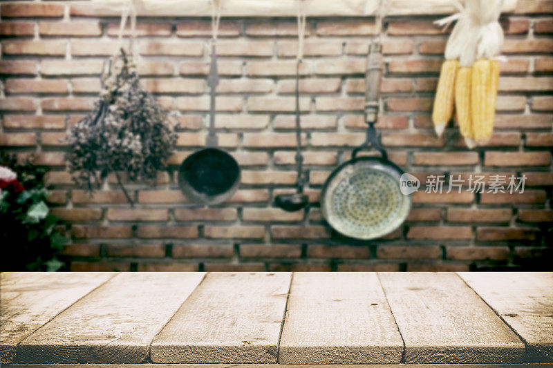 木质桌面上的复古厨房用具背景。