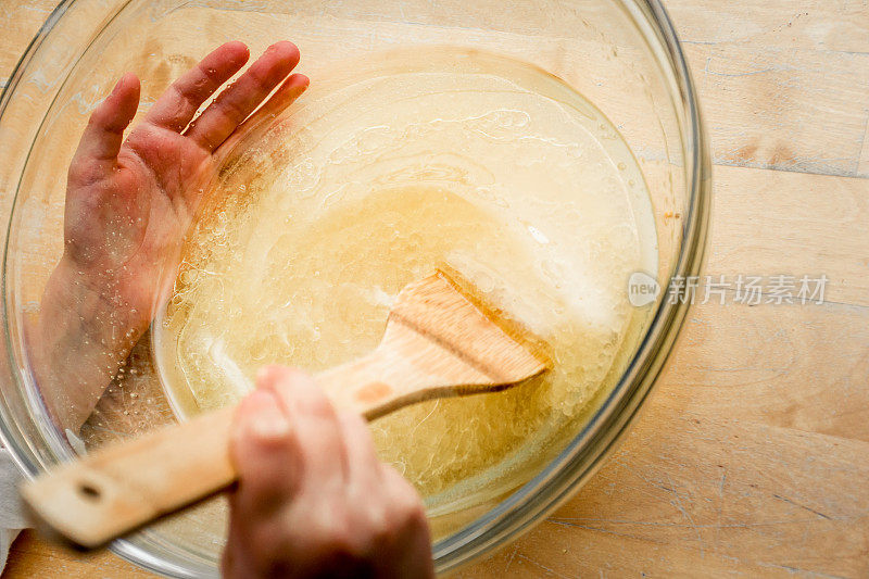 女孩的手准备制作饼干的材料