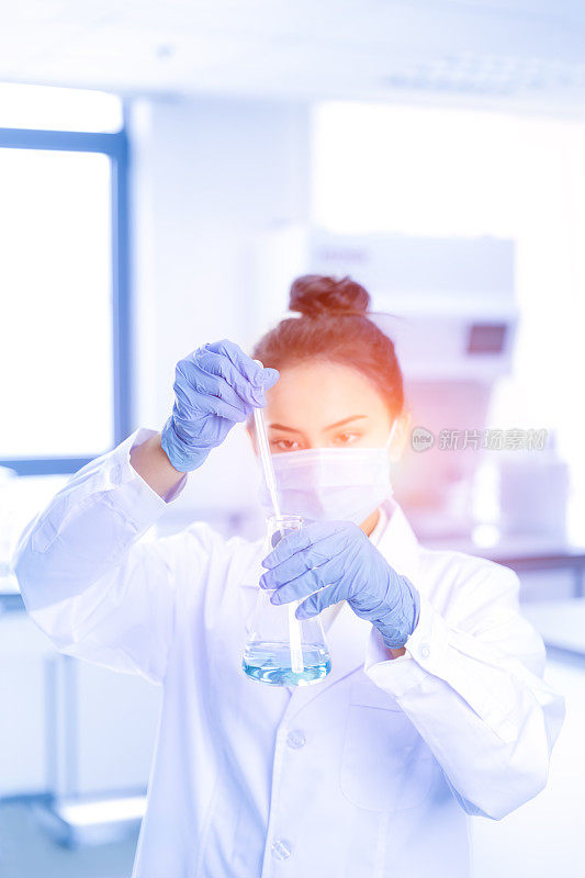 在实验室工作的年轻女科学家