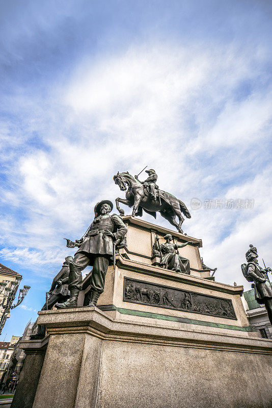 在意大利都灵卡洛阿尔贝托广场的马雕塑