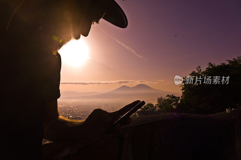 那不勒斯男子自拍的全景图