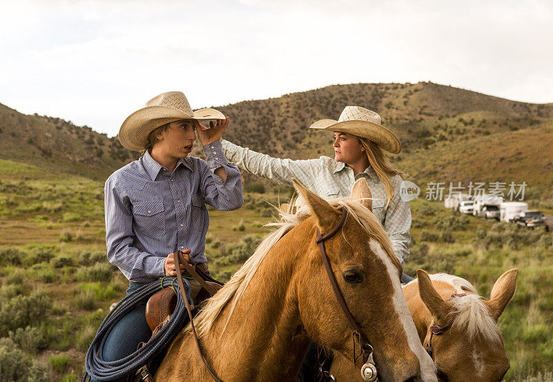 美国犹他州盐湖城圣塔昆山谷的牛仔和马