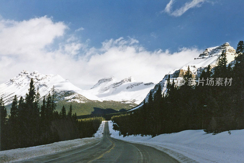 阿尔伯塔山脉的冰原公园公路