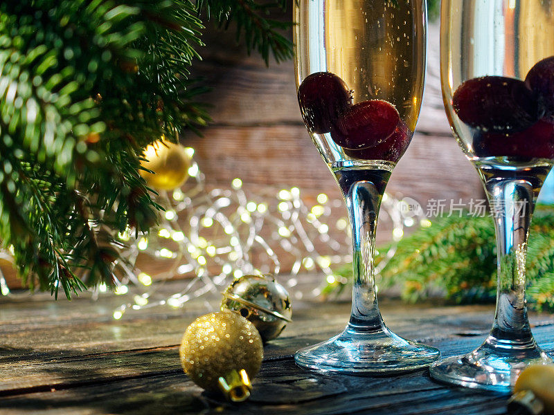 圣诞树下的香槟