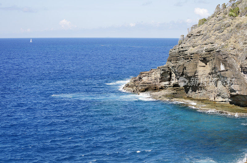 海浪袭击安提瓜多岩石的海岸线