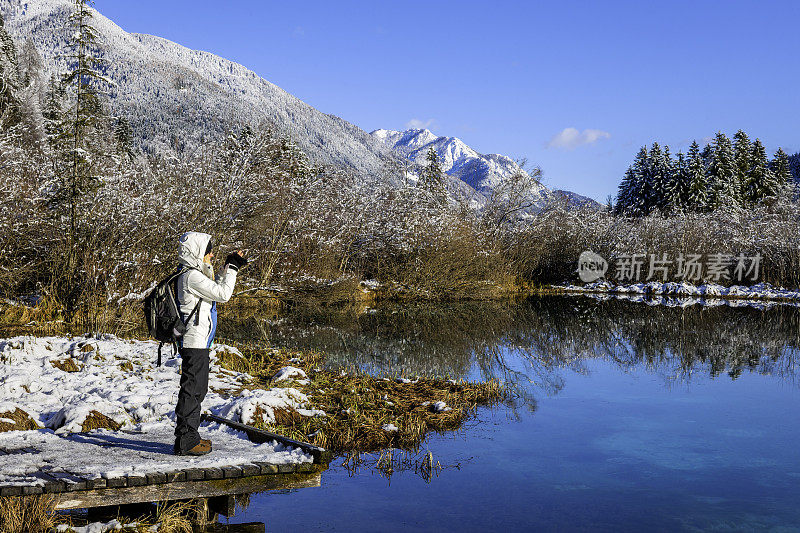 一个年轻的女人在冬天拍摄春天的田园诗塞伦奇，戈伦斯卡，斯洛文尼亚，朱利安阿尔卑斯，欧洲阿尔卑斯