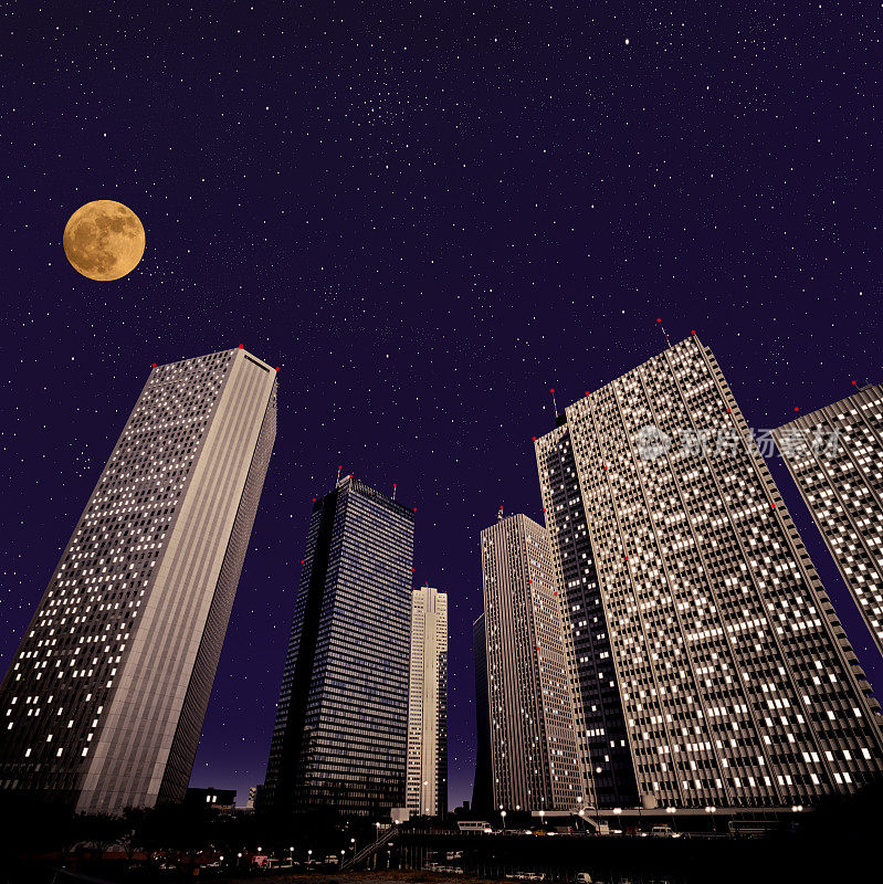 满月升上摩天大楼。