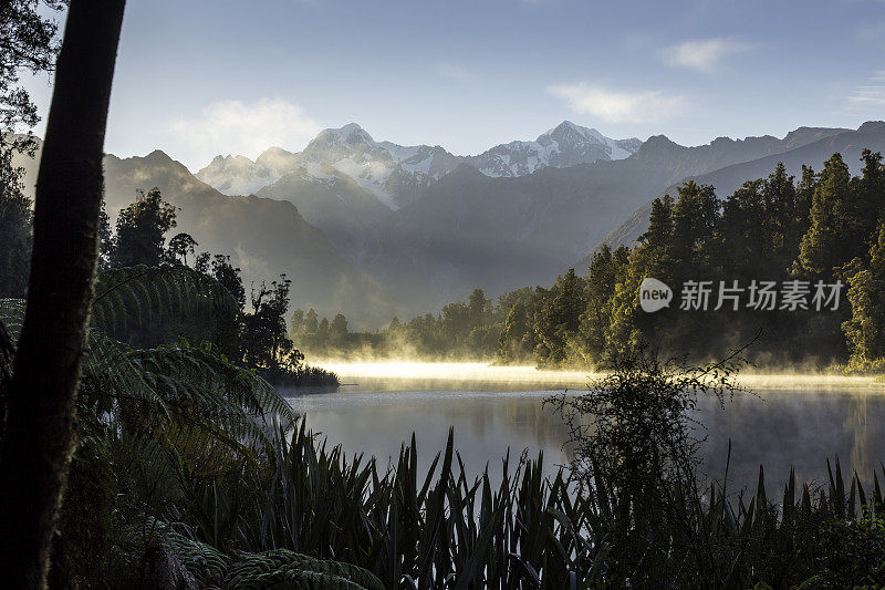 马西森湖自然全景在日出，新西兰