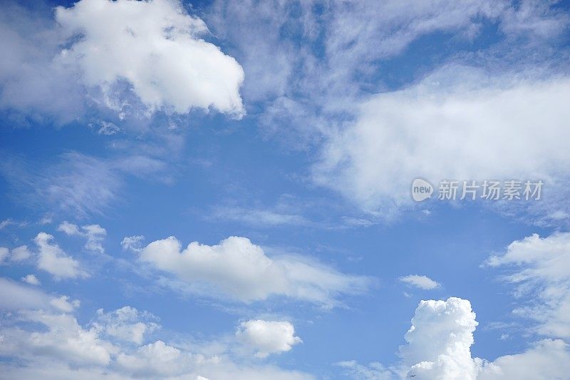 美丽的夏季天空山景