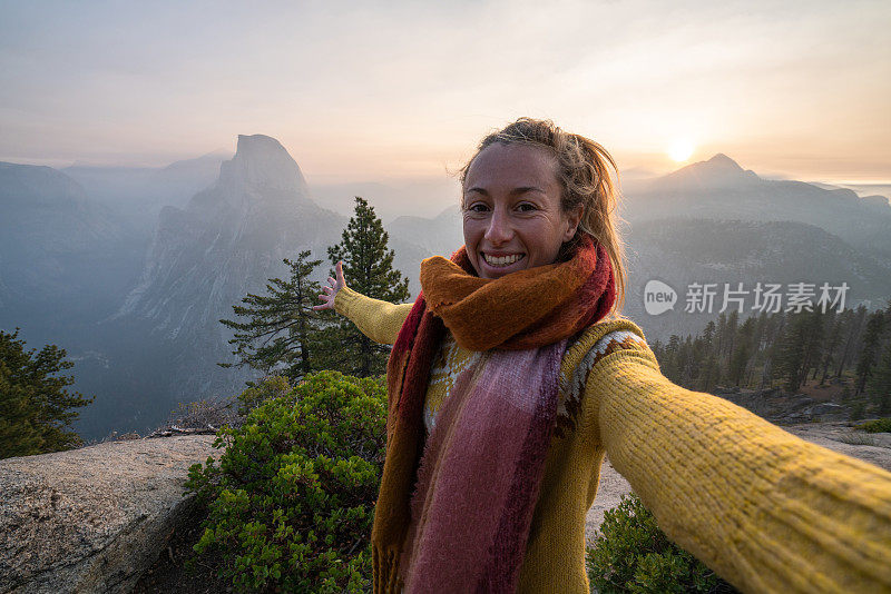 一名年轻女子在约塞米蒂山谷上方自拍