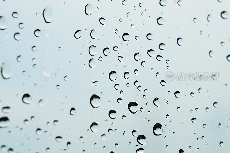 小雨打在窗口