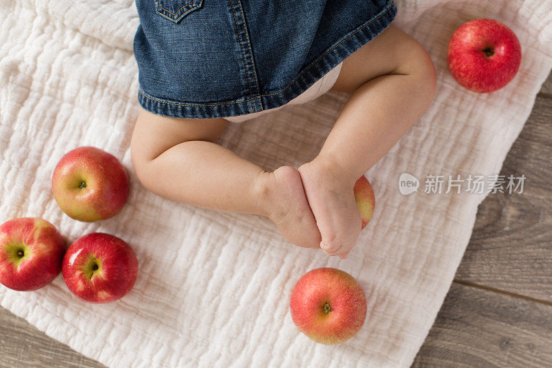 婴儿的腿和苹果