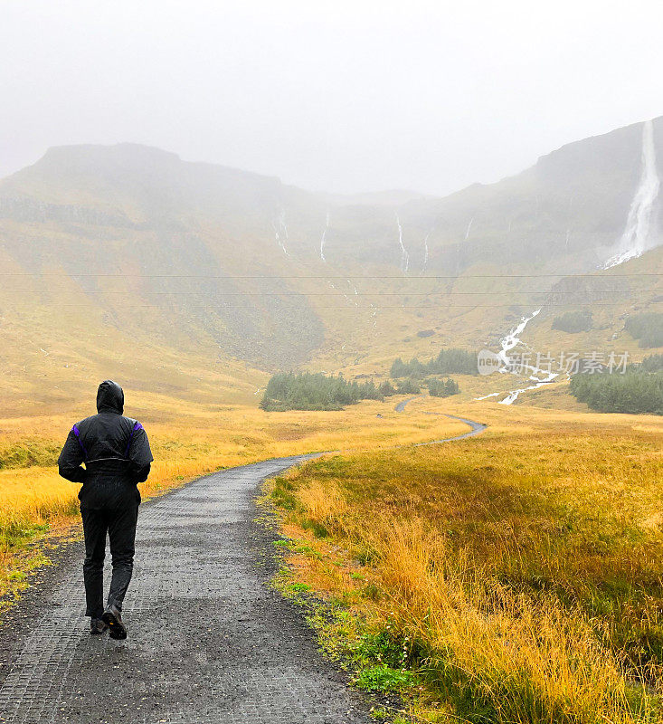 冰岛，Snaefellsnes:雨中徒步走向Bjarnarfoss瀑布