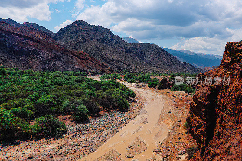 阿根廷山区的泥河