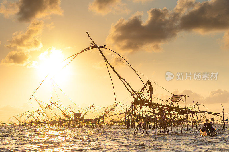 宽镜头美丽的风景日落热带海滩海在泰国南部亚洲