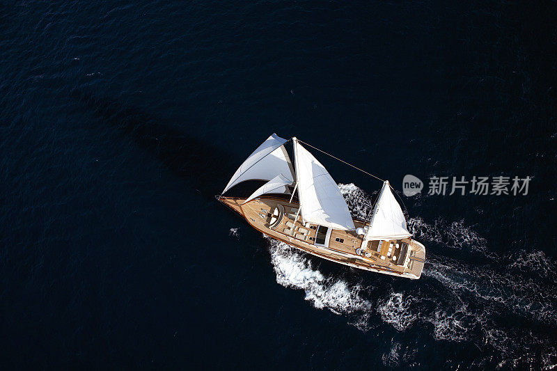 豪华的帆船在蔚蓝的大海上航行
