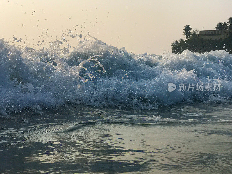 印度果阿，海浪冲向相机