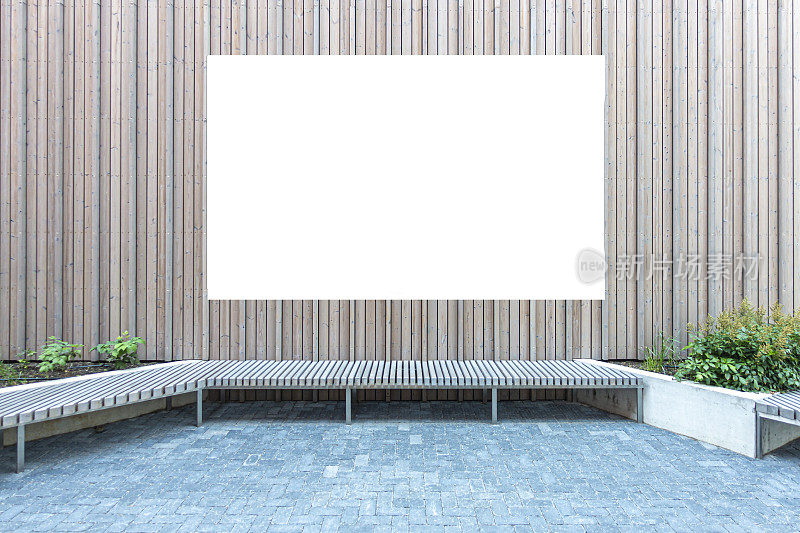 模拟。空白广告牌、海报框、广告板配现代长凳木墙
