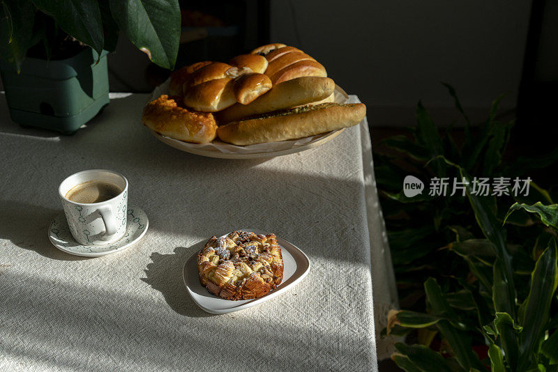 自制烘焙:核桃酥皮蛋糕、面包和咖啡