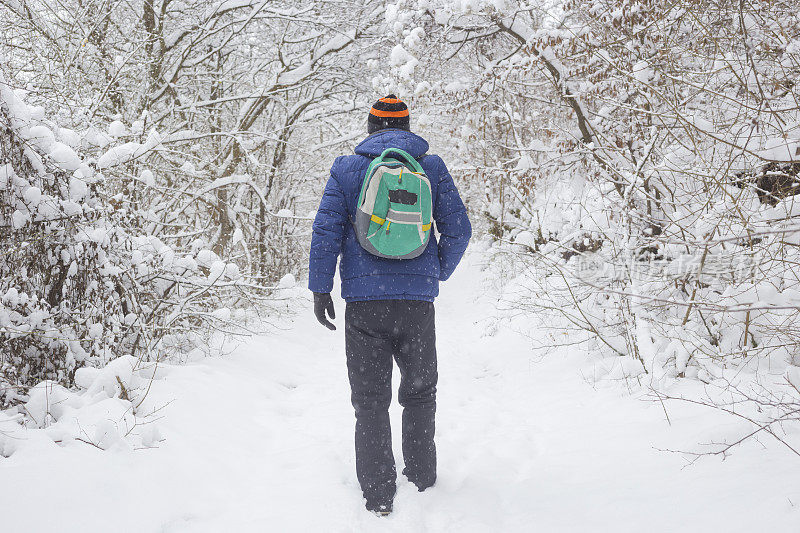 成年徒步旅行者在雪地里徒步旅行