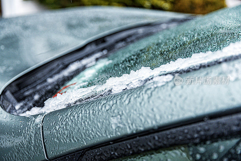 融化的冰和汽车挡风玻璃上的雪泥