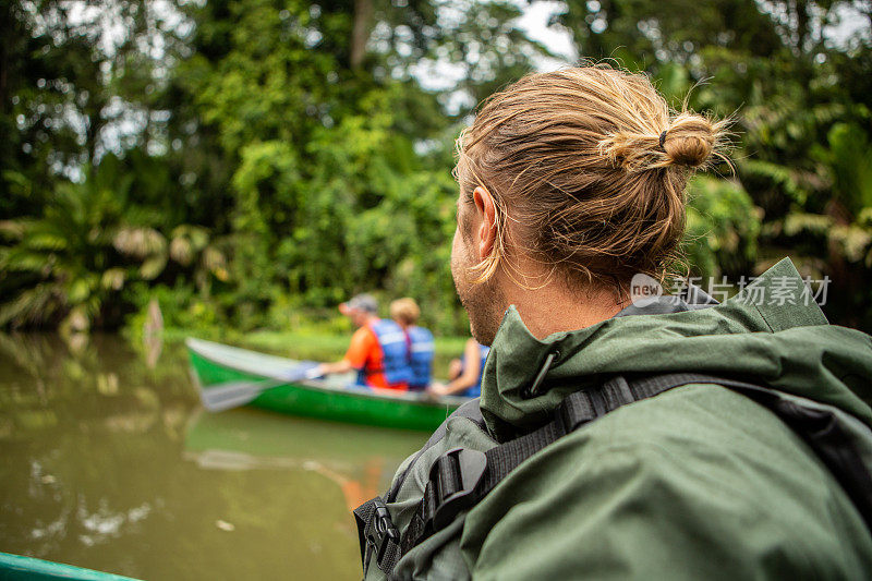 游客在独木舟上探索哥斯达黎加的托图盖罗雨林