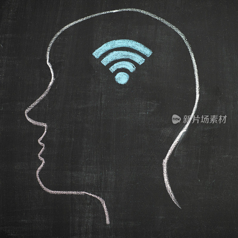 Wifi和人的头部轮廓黑板概念库存照片