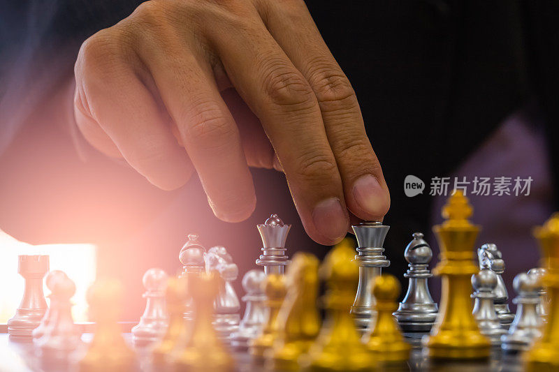 棋局中的国王站在棋盘的背景上。市场目标战略的商业领袖概念。智力的挑战与商业竞争的成功发挥。