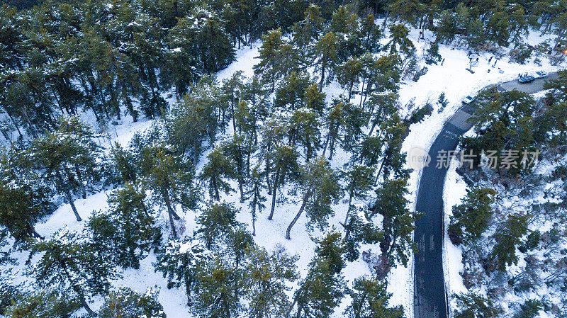 无人机拍摄的美丽雪山冬季弯弯曲曲的道路