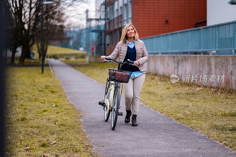 骑着自行车走路的女人