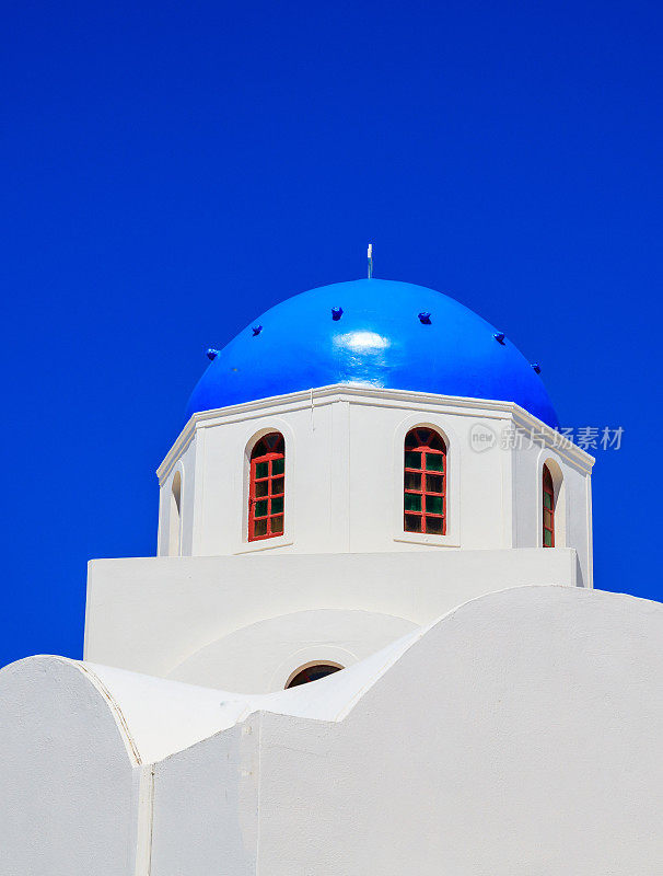 白色的教堂，蓝色的穹顶，蓝色的天空背景。希腊圣托里尼岛。