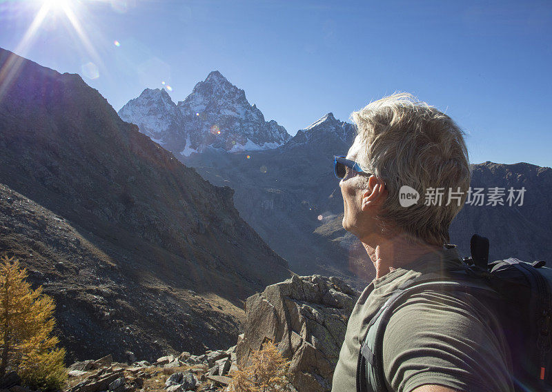 男性徒步旅行者徒步穿越山地草地