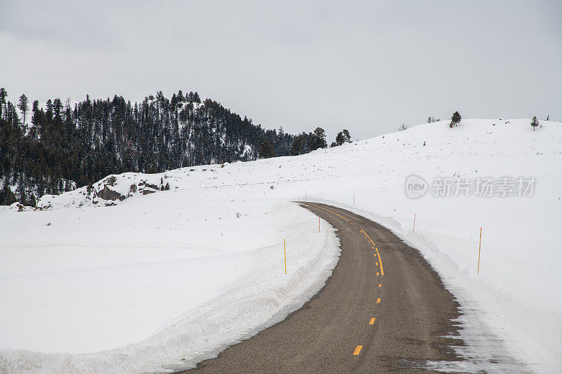 高速公路在零下的冬季景观黄石拉马尔山谷