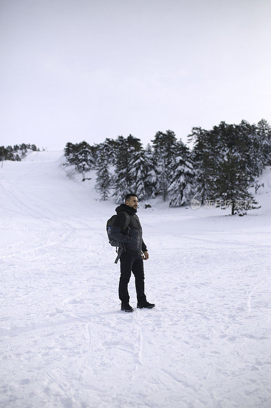 雪山里戴眼镜的大胡子男人的肖像