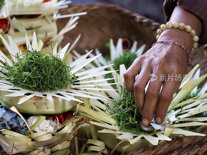 准备巴厘传统祭品