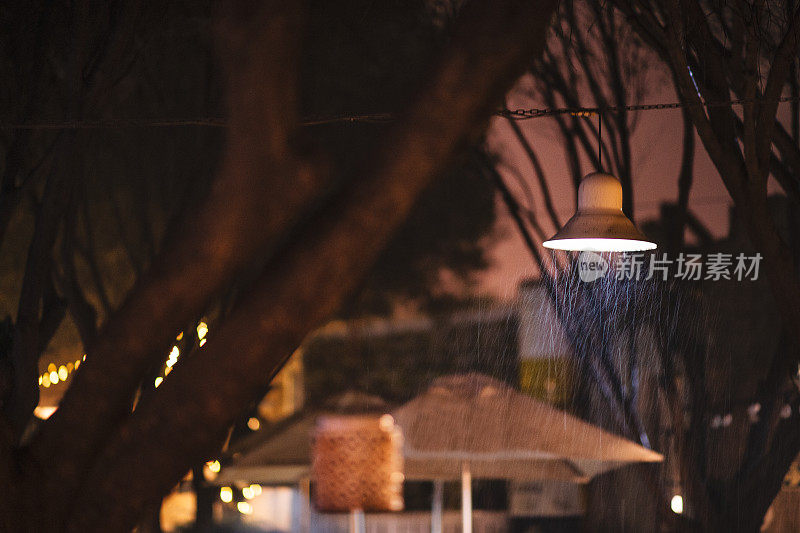 户外灯悬挂在暴雨倾盆的夜晚