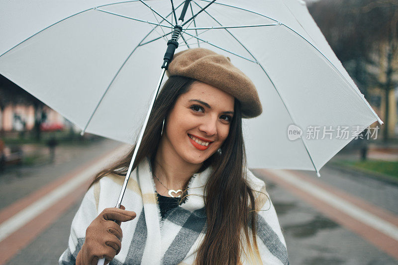 美丽的年轻女子享受着雨天