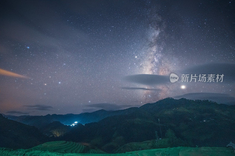 银河系与星星和空间美丽的景观绿色稻田准备在越南西北部的梯田日落山在木仓寨，颜白，越南