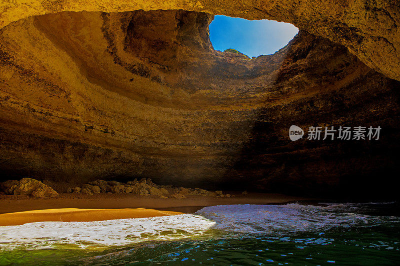 海景岩石图片的海滩在阿尔沃葡萄牙在夏末的太阳