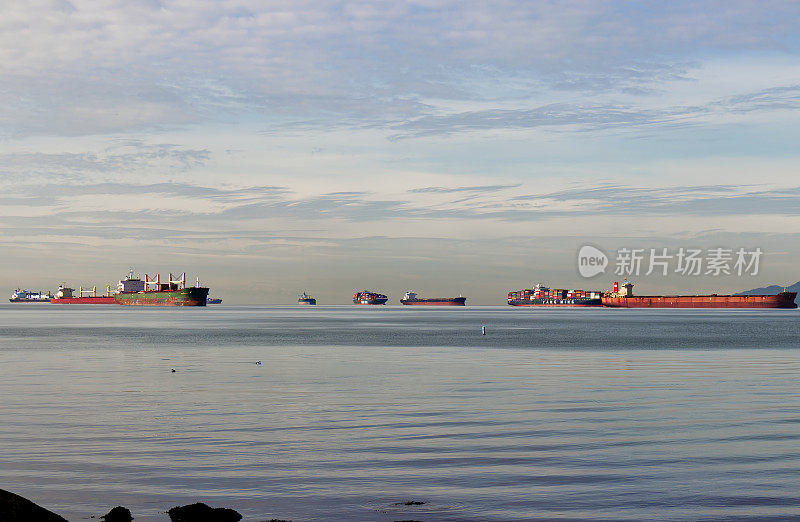 货船正等待停靠在温哥华的Burrard海湾
