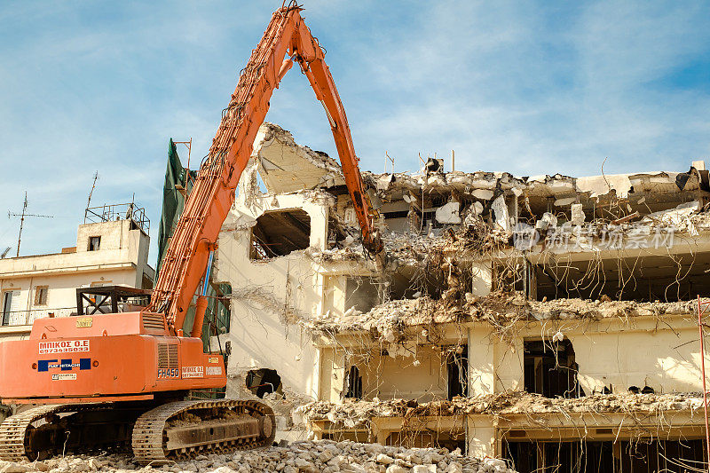 用液压挖掘机拆除建筑物