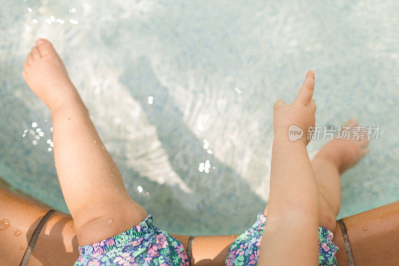 小女孩的脚在水里